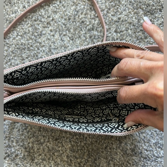 Deux Lux NWT vegan leather Maribel Double Zip Crossbody Blush Purse - Picture 4 of 12